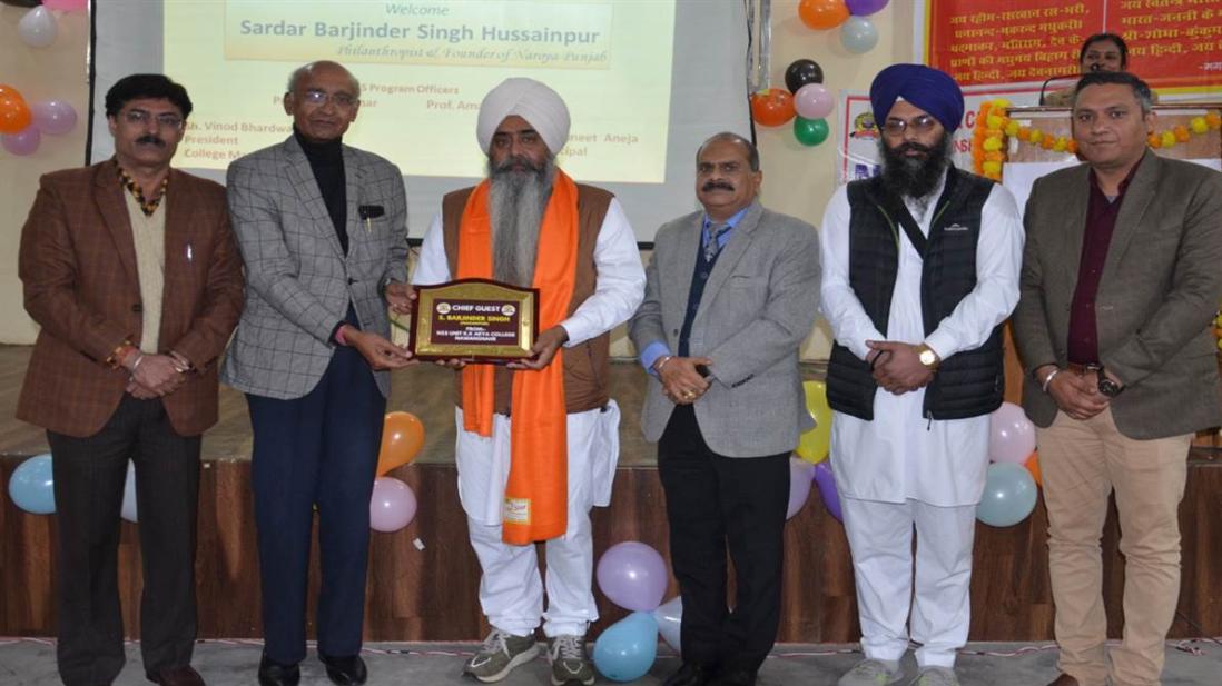 ਐਨਐੱਸਐੱਸ ਕੈਂਪ ’ਚ ਬਰਜਿੰਦਰ ਸਿੰਘ ਹੁਸੈਨਪੁਰ ਨੂੰ ਕੀਤਾ ਸਨਮਾਨਿਤ