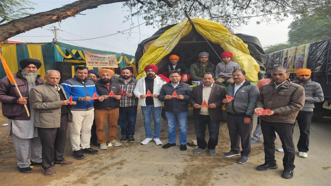ਵੁਆਇਸ ਆੱਫ਼ ਮਾਨਸਾ ਨੇ ਸਰਹਿੰਦ ਵੱਲ ਜਾਂਦੇ ਵਾਹਨਾਂ ’ਤੇ ਰਿਫ਼ਲੈਕਟਰ ਲਗਾਏ