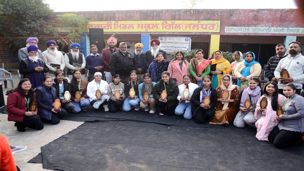 ਐੱਨਐੱਸਐੱਸ ਕੈਂਪ ਦੀ ਸਮਾਪਤੀ ਮੌਕੇ ਵਲੰਟੀਅਰਾਂ ਨੇ ਪੇਸ਼ ਕੀਤਾ ਰੰਗਾਰੰਗ ਪ੍ਰੋਗਰਾਮ