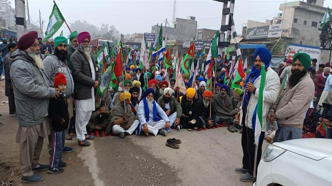 ਪੰਜਾਬ ਬੰਦ ਦੇ ਸੱਦੇ ਤਹਿਤ ਨੈਸ਼ਨਲ ਹਾਈਵੇ ਤੇ ਰੇਲਵੇ ਟਰੈਕ ’ਤੇ ਦਿੱਤਾ ਧਰਨਾ