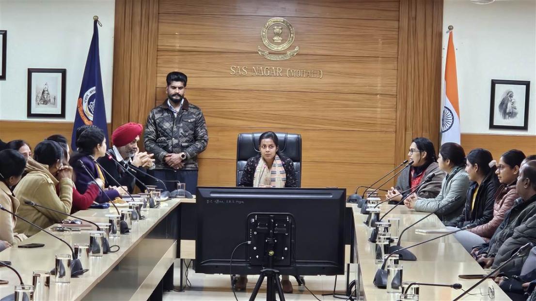 ਡੀਸੀ ਨੇ ਨਵੇਂ ਵਰ੍ਹੇ ’ਚ ਹੋਰ ਸਮਰਪਣ ਅਤੇ ਲਗਨ ਨਾਲ ਕੰਮ ਕਰਨ ਲਈ ਆਖਿਆ, ਜ਼ਿਲ੍ਹੇ ਦੇ ਪ੍ਰਮੁੱਖ ਅਧਿਕਾਰੀਆਂ ਅਤੇ ਡੀਸੀ ਦਫ਼ਤਰ ਦੇ ਕਰਮਚਾਰੀਆਂ ਨਾਲ ਬੈਠਕ