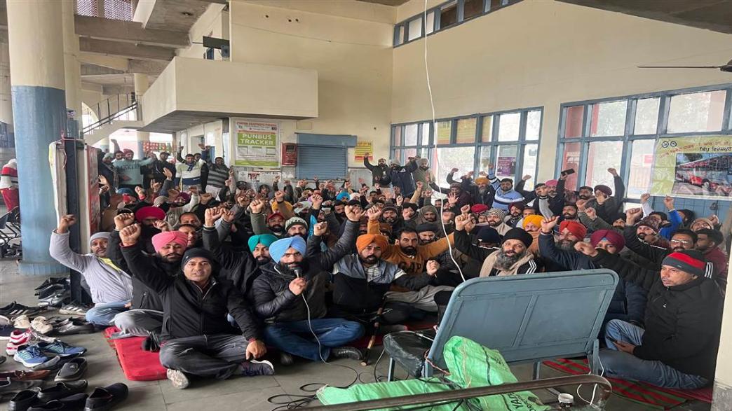 ਪੱਕੇ ਰੁਜ਼ਗਾਰ ਦੀ ਮੰਗ ਨੂੰ ਲੈ ਕੇ ਕੱਚੇ ਮੁਲਾਜ਼ਮਾਂ ਨੇ ਦਿੱਤਾ ਧਰਨਾ