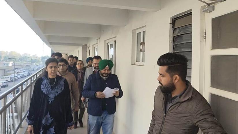 ਡੀਸੀ ਆਸ਼ਿਕਾ ਜੈਨ ਨੇ ਪੁਰਬ ਪ੍ਰੀਮੀਅਮ ਅਪਾਰਟਮੈਂਟਸ ਦਾ ਦੌਰਾ ਕੀਤਾ, ਜ਼ਿਲ੍ਹਾ ਅਧਿਕਾਰੀਆਂ ਨੂੰ ਜਲਦੀ ਹੀ ਰਹਿਣ ਲਈ ਘਰ ਮਿਲਣਗੇ