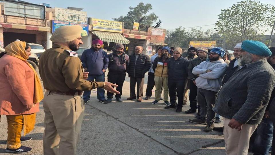 ਟਰਾਂਸਪੋਰਟ ਵਿਭਾਗ ਅਤੇ ਟ੍ਰੈਫਿਕ ਪੁਲਿਸ ਨੇ ਆਟੋ ਚਾਲਕਾਂ ਨੂੰ ਦਿੱਤੀ ਟ੍ਰੈਫਿਕ ਨਿਯਮਾਂ ਦੀ ਜਾਣਕਾਰੀ