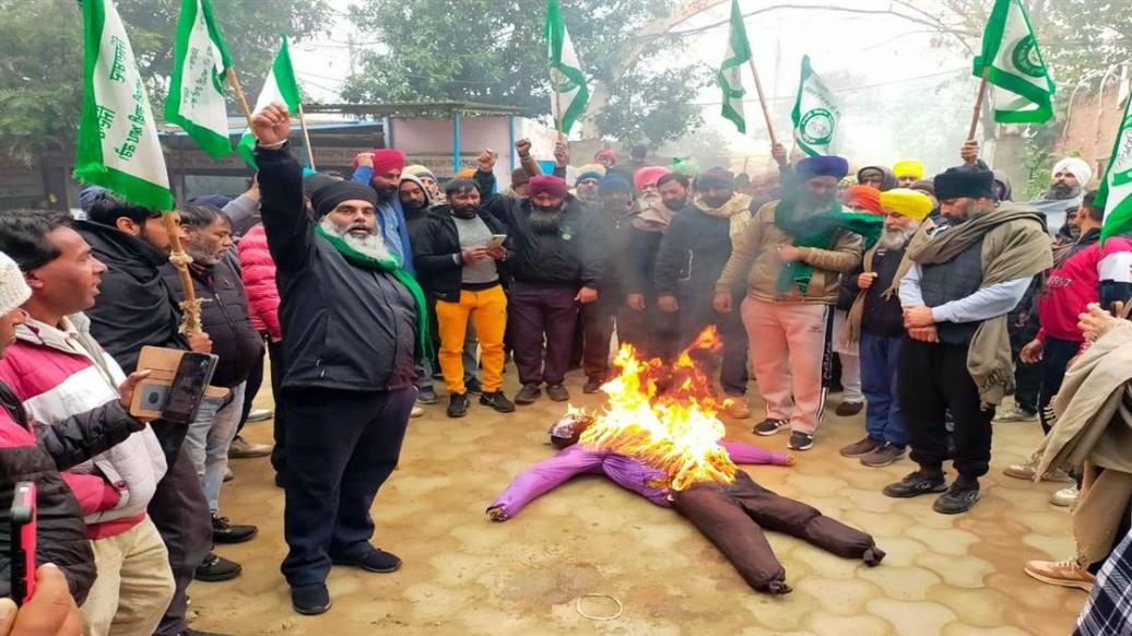 ਸੰਯੁਕਤ ਕਿਸਾਨ ਮੋਰਚਾ ਡੱਲੇਵਾਲ ਨੇ ਨਕੋਦਰ 'ਚ ਕੇਂਦਰ ਸਰਕਾਰ ਦਾ ਪੁਤਲਾ ਫੂਕਿਆ, ਬੋਲੇ ਕਿਸਾਨ ਆਗੂ - ਕੇਂਦਰ ਕਿਸਾਨਾਂ ਨਾਲ ਕਰ ਰਹੀ ਧੱਕਾ