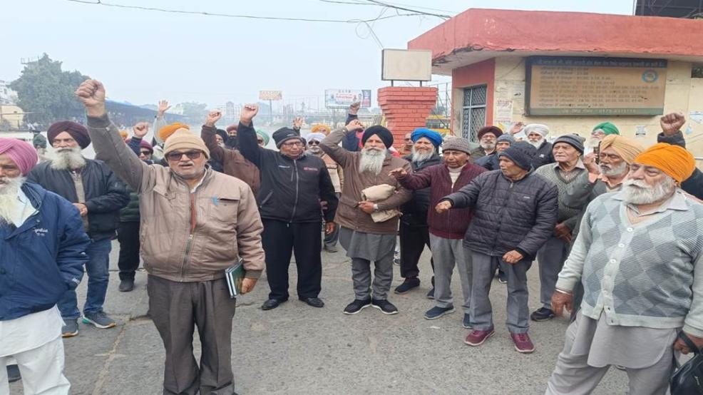 ਪੀਆਰਟੀਸੀ ਪੈਨਸ਼ਨਰਜ਼ ਨੇ ਸਰਕਾਰ ਖ਼ਿਲਾਫ਼ ਕੀਤਾ ਮੁਜ਼ਾਹਰਾ