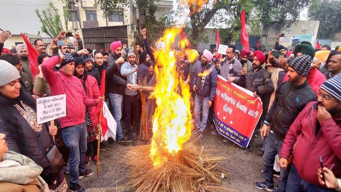 ਕੰਪਿਊਟਰ ਅਧਿਆਪਕਾਂ ਨੇ ਅਮਨ ਅਰੋੜਾ ਦੀ ਕੋਠੀ ਅੱਗੇ ਝਾੜੂ ਫੂਕੇ, ਸਰਕਾਰ ਦਾ ਕੀਤਾ ਪਿੱਟ ਸਿਆਪਾ