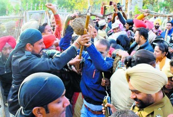 ਮੋਤੀ ਮਹਿਲ ਵੱਲ ਜਾਂਦੇ ਅਧਿਆਪਕਾਂ ਦੀ ਖਿੱਚ-ਧੂਹ