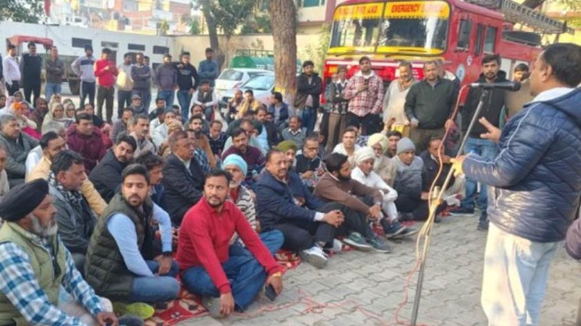 ਨਗਰ ਕੌਂਸਲ ਤੇ ਸੀਵਰੇਜ ਦੇ ਅਧਿਕਾਰੀਆਂ ਨੂੰ ਕਮਰਿਆਂ ’ਚ ਬੰਦ ਕਰ ਕੇ ਕੀਤੀ ਨਾਅਰੇਬਾਜ਼ੀ