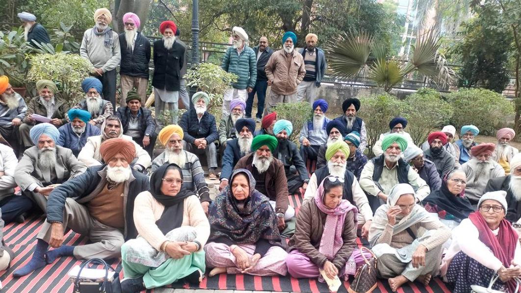 ਪੰਚਾਇਤੀ ਰਾਜ ਪੈਨਸ਼ਨਰਜ਼ ਯੂਨੀਅਨ ਵੱਲੋਂ ਮੰਗਾਂ ਦੀ ਪੂਰਤੀ ਲਈ ਧਰਨਾ, ਡਾਇਰੈਕਟਰ ਨੇ ਮੰਗ ਪੱਤਰ ਪ੍ਰਾਪਤ ਕੀਤਾ
