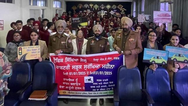 ਟ੍ਰੈਫਿਕ ਪੁਲਿਸ ਵੱਲੋਂ 10 ਜਨਵਰੀ ਤੋਂ 31 ਜਨਵਰੀ ਤੱਕ ਕੀਤਾ ਲੋਕਾਂ ਨੂੰ ਸੜਕੀ ਨਿਯਮਾਂ ਬਾਰੇ ਕੀਤਾ ਜਾ ਰਿਹਾ ਜਾਗਰੂਕ