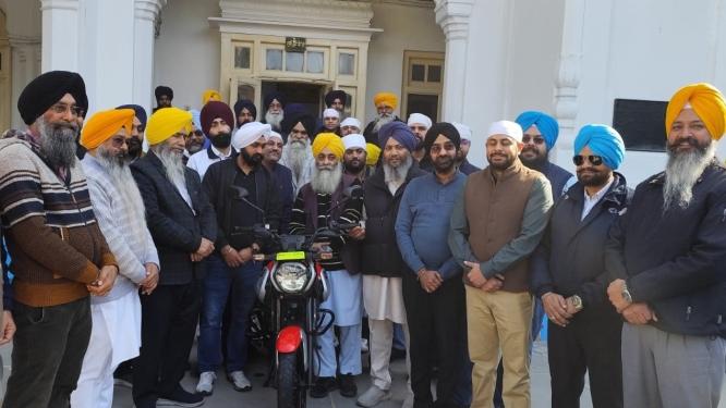 ਸੱਚਖੰਡ ਸ੍ਰੀ ਹਰਿਮੰਦਰ ਸਾਹਿਬ ਵਿਖੇ ਬਜਾਜ ਕੰਪਨੀ ਵੱਲੋਂ ਮੋਟਰਸਾਈਕਲ ਭੇਟ