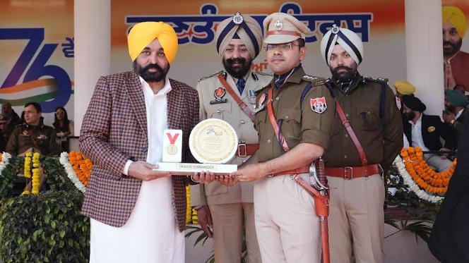 ਮੁੱਖ ਮੰਤਰੀ ਨੇ ਪੁਲਿਸ ਮੁਲਾਜ਼ਮਾਂ ਨੂੰ ਡਿਊਟੀ ਪ੍ਰਤੀ ਸ਼ਾਨਦਾਰ ਸਮਰਪਣ ਲਈ ਮੁੱਖ ਮੰਤਰੀ ਰਕਸ਼ਕ ਪਦਕ ਅਤੇ ਮੁੱਖ ਮੰਤਰੀ ਮੈਡਲ ਨਾਲ ਕੀਤਾ ਸਨਮਾਨਿਤ