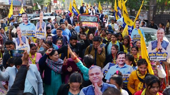 ‘AAP’ ਸਾਂਸਦ ਰਾਘਵ ਚੱਢਾ ਦਾ ਰੋਹਿਣੀ ‘ਚ ਸ਼ਾਨਦਾਰ ਰੋਡ ਸ਼ੋਅ, ਵੱਡੀ ਗਿਣਤੀ ‘ਚ ਨੌਜਵਾਨਾਂ ਤੇ ਔਰਤਾਂ ਦਾ ਇਕੱਠ, DELHI ‘ਚ ਵੱਡੀ ਜਿੱਤ ਦਾ ਪ੍ਰਗਟਾਇਆ ਭਰੋਸਾ