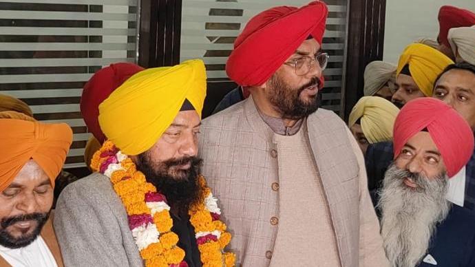 AAP ਦੇ ਮੇਅਰ ਜਤਿੰਦਰ ਸਿੰਘ ਮੋਤੀ ਭਾਟੀਆ ਨੇ ਸੰਭਾਲਿਆ ਅਹੁਦਾ, ਕੁਲਦੀਪ ਸਿੰਘ ਧਾਲੀਵਾਲ ਰਹੇ ਮੌਜੂਦ