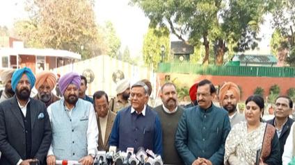 ਗਵਰਨਰ ਪੰਜਾਬ ਨੂੰ ਮਿਲਣ ਤੋਂ ਬਾਅਦ ਭਾਜਪਾ ਲੀਡਰਾਂ ਪੱਤਰਕਾਰਾਂ ਨਾਲ ਕੀਤੀ ਗੱਲਬਾਤ