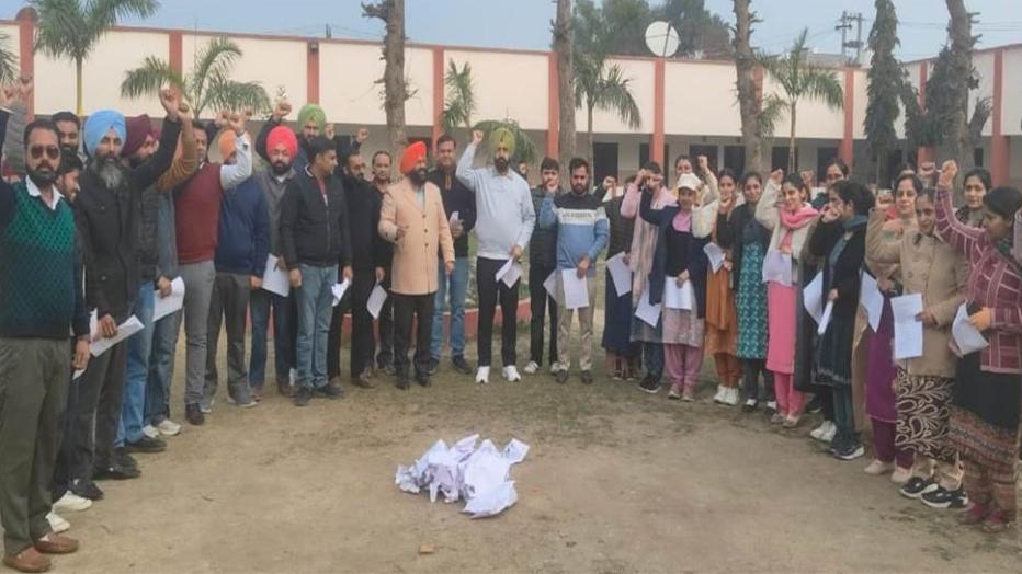 ਯੂਪੀਐੱਸ ਨੋਟੀਫਿਕੇਸ਼ਨ ਦੀਆਂ ਕਾਪੀਆਂ ਸਾੜ ਕੇ ਕੀਤਾ ਪ੍ਰਦਰਸ਼ਨ