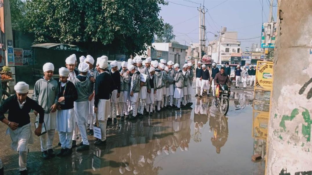 ਨਗਰ ਕੌਂਸਲ ਦਫ਼ਤਰ ਸਾਹਮਣੇ ਸੀਵਰੇਜ ਜਾਮ, ਦੂਸ਼ਿਤ ਪਾਣੀ ’ਚੋਂ ਲੰਘਦੇ ਦਿਸੇ ਸਕੂਲੀ ਬੱਚੇ