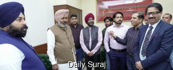 ਮੰਤਰੀ ਚੀਮਾ ਅਤੇ ਹਰਜੋਤ ਬੈਂਸ ਨੇ ਪੱਤਰਕਾਰਾਂ ਨੂੰ ਬਿਹਤਰ ਕੰਮਕਾਜੀ ਮਾਹੌਲ ਪ੍ਰਦਾਨ ਕਰਨ ਲਈ ਅਤਿ-ਆਧੁਨਿਕ ਪ੍ਰੈੱਸ ਲੌਂਜ ਦਾ ਕੀਤਾ ਉਦਘਾਟਨ