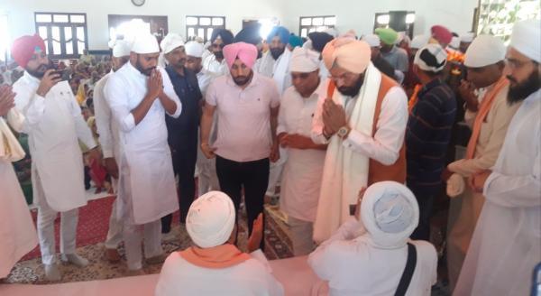 ਸੁਖਬੀਰ ਬਾਦਲ , ਰਾਣਾ ਗੁਰਮੀਤ ਸਿੰਘ ਸੋਢੀ ਅਤੇ ਸ਼ੇਰ ਸਿੰਘ ਨੇ ਡੇਰਾ ਮੁਖੀਆਂ ਕੋਲ ਕੀਤੀ ਕ੍ਰਿਪਾ ਦ੍ਰਿਸ਼ਟੀ ਬਣਾਏ ਰੱਖਣ ਦੀ ਅਰਜ਼ੋਈ