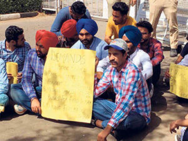 ਵਿਦਿਆਰਥੀਆਂ ਵੱਲੋਂ ਵੀਸੀ ਦਫ਼ਤਰ ਅੱਗੇ ਮੁਜ਼ਾਹਰਾ