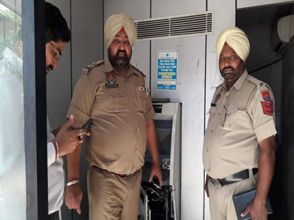 ਏ. ਟੀ. ਐੱਮ. ਅਤੇ ਡਾਕਖ਼ਾਨੇ ਦਾ ਸ਼ਟਰ ਤੋੜ ਕੇ ਲੱਖਾਂ ਰੁਪਏ ਦੀ ਨਕਦੀ ਅਤੇ ਸਮਾਨ ਲੈ ਕੇ ਫ਼ਰਾਰ ਹੋਏ ਲੁਟੇਰੇ