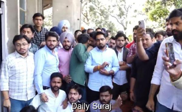 PU ’ਚ ਆਦਿਤਿਆ ਠਾਕੁਰ ਦੇ ਕਤਲ ਮਾਮਲੇ ’ਚ ਵਿਦਿਆਰਥੀਆਂ ਨੇ ਕੀਤਾ ਪ੍ਰਦਰਸ਼ਨ