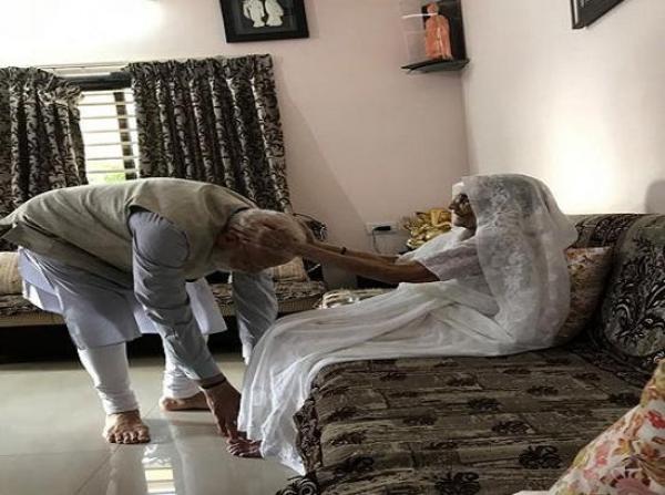 ਪੀ.ਐਮ ਮੋਦੀ ਨੇ ਆਪਣੀ ਮਾਂ ਦਾ ਅਸ਼ੀਰਵਾਦ ਲੈ ਕੇ ਪਾਈ ਵੋਟ