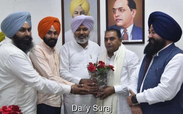 ਗੁਲਜ਼ਾਰ ਸਿੰਘ ਬੌਬੀ ਨੇ ਵਿੱਤ ਮੰਤਰੀ ਅਤੇ ਕਮਿਸ਼ਨ ਦੇ ਚੇਅਰਮੈਨ ਦੀ ਮੌਜੂਦਗੀ ਵਿੱਚ ਪੰਜਾਬ ਰਾਜ ਅਨੁਸੂਚਿਤ ਜਾਤੀਆਂ ਕਮਿਸ਼ਨ ਦੇ ਮੈਂਬਰ ਵਜੋਂ ਅਹੁਦਾ ਸੰਭਾਲਿਆ