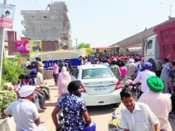 ਬਾਰਦਾਨੇ ਦੀ ਘਾਟ ਤੇ ਢਿੱਲੀ ਲਿਫ਼ਟਿੰਗ ਖ਼ਿਲਾਫ਼ ਚੱਕਾ ਜਾਮ