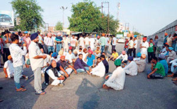 ਕਣਕ ਦੀ ਖ਼ਰੀਦ ਨਾ ਹੋਣ ’ਤੇ ਆੜ੍ਹਤੀਆਂ ਤੇ ਕਿਸਾਨਾਂ ਵੱਲੋਂ ਚੱਕਾ ਜਾਮ
