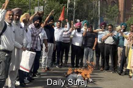 ਪੰਜਾਬ ਸਰਕਾਰ ਦਾ ਨਿਕਲਿਆ ਦਿਵਾਲਾ; ਮਾਰਚ ਮਹੀਨੇ ਦੀ ਤਨਖਾਹ ਨਾ ਮਿਲਣ ਕਾਰਨ ਮੁਲਾਜ਼ਮਾਂ ਤੇ ਪੈਨਸ਼ਨਰਾਂ ਨੇ ਸਾੜਿਆ ਮੁੱਖ ਮੰਤਰੀ ਦਾ ਪੁਤਲਾ
