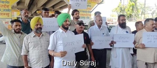 ਜਲੰਧਰ ’ਚ ਟੈਕਸੀ ਯੂਨੀਅਨ ਨੇ ਪਹਿਲਗਾਮ ’ਚ ਹਮਲੇ ਦਾ ਵਿਰੋਧ ਕੀਤਾ
