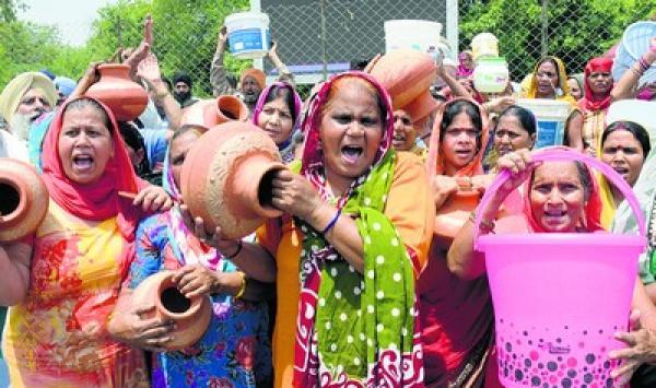 ਪਾਣੀ ਦੀ ਕਿੱਲਤ ਕਾਰਨ ਰੋਹ ਵਿਚ ਆਏ ਲੋਕਾਂ ਵੱਲੋਂ ਘੜਾ ਭੰਨ੍ਹ ਪ੍ਰਦਰਸ਼ਨ