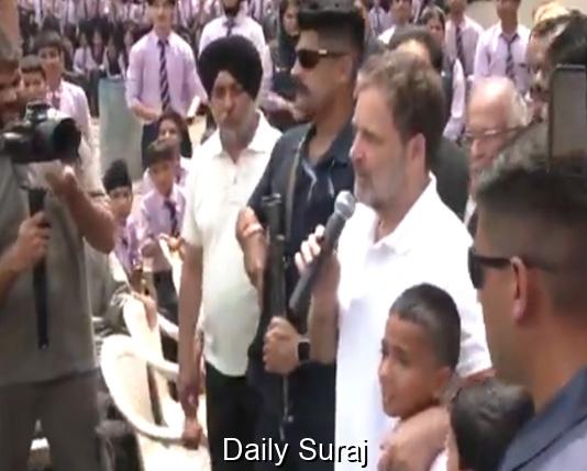 ਪੁਣਛ ਵਿਖੇ ਰਾਹੁਲ ਗਾਂਧੀ ਨੇ ਬੱਚਿਆਂ ਨਾਲ ਮੁਲਾਕਾਤ ਕਰ ਵਧਾਇਆ ਹੌਂਸਲਾ