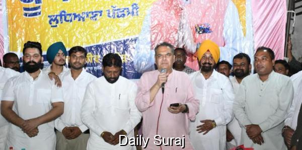 MP Arora Accorded Warm Welcome with Drums, Petals, and Slogans at Poll Rally