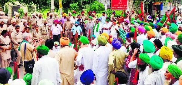 ਮੋਤੀ ਮਹਿਲ ਵੱਲ ਜਾ ਰਹੇ ਕਿਸਾਨਾਂ ਨੂੰ ਵਾਈਪੀਐੱਸ ਚੌਕ ’ਤੇ ਰੋਕਿਆ