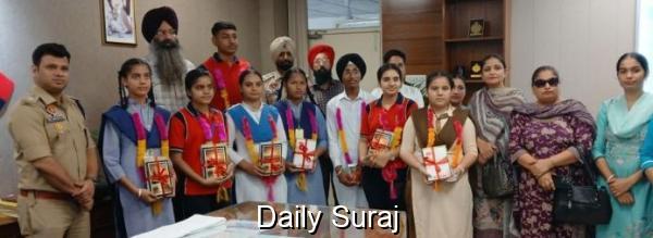 10ਵੀਂ ਤੇ ਬਾਰਵੀਂ ਟਾਪਰ ਵਿਦਿਆਰਥੀਆਂ ਨੇ SSP ਬਰਨਾਲਾ ਨਾਲ ਕੀਤਾ ਚਾਹ ਦਾ ਕੱਪ ਸਾਂਝਾ