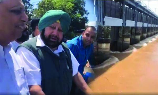 ਰੂਪਨਗਰ: ਮੁੱਖ ਮੰਤਰੀ ਵੱਲੋਂ ਹੜ੍ਹ ਪ੍ਰਭਾਵਿਤ ਇਲਾਕਿਆਂ ਦਾ ਦੌਰਾ, ਪੀੜਤਾਂ ਨੂੰ ਮੁਆਵਜ਼ਾ ਦੇਣ ਦਾ ਕੀਤਾ ਐਲਾਨ