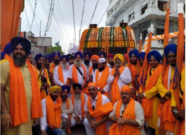 ਅੰਤਰਰਾਸ਼ਟਰੀ ਨਗਰ ਕੀਰਤਨ ਬਰੇਲੀ ਦੇ ਗੁਰਦੁਆਰਾ ਸ੍ਰੀ ਸਿੰਘ ਸਭਾ ਤੋਂ ਅਗਲੇ ਪੜਾਅ ਲਈ ਰਵਾਨਾ , ਸੰਗਤ ਨੇ ਕੀਤੀ ਭਰਵੀਂ ਸ਼ਮੂਲੀਅਤ