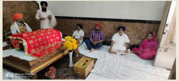ਸੁਖਬੀਰ ਸਿੰਘ ਬਾਦਲ ਅਤੇ ਹਰਸਿਮਰਤ ਕੌਰ ਬਾਦਲ ਸੱਚਖੰਡ ਸ੍ਰੀ ਹਰਮੰਦਿਰ ਸਾਹਿਬ ਵਿਖੇ ਹੋਏ ਨਤਮਸਤਕ ,ਸਰਬੱਤ ਦੇ ਭਲੇ ਦੀ ਕੀਤੀ ਅਰਦਾਸ