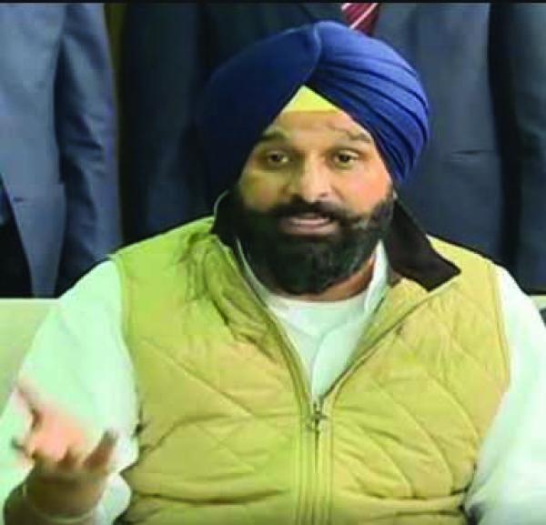 ਸ਼੍ਰੋਮਣੀ ਅਕਾਲੀ ਦਲ ਵੱਲੋਂ ਗਲਤ ਹਲਫਨਾਮਾ ਭਰ ਕੇ ਪੰਜਾਬ ਦੇ ਹਿੱਤਾਂ ਅਤੇ ਚੰਡੀਗੜ੍ਹ ਉੱਤੇ ਇਸ ਦਾ ਅਧਿਕਾਰ ਵੇਚਣ ਲਈ ਕਾਂਗਰਸ ਸਰਕਾਰ ਦੀ ਨਿਖੇਧੀ