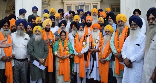 ਸ੍ਰੀ ਅੰਮ੍ਰਿਤਸਰ ਸਾਹਿਬ: 550ਵੇਂ ਪ੍ਰਕਾਸ਼ ਪੁਰਬ ਮੌਕੇ ਸਿੱਖ ਸ਼ਰਧਾਲੂਆਂ ਦਾ ਜਥਾ ਪਾਕਿਸਤਾਨ ਲਈ ਹੋਇਆ ਰਵਾਨਾ