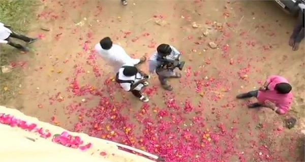 ਹੈਦਰਾਬਾਦ: ਐਨਕਾਊਂਟਰ ਵਾਲੀ ਜਗ੍ਹਾ ‘ਤੇ ਵੱਡੀ ਗਿਣਤੀ ‘ਚ ਪਹੁੰਚੇ ਲੋਕ, ਪੁਲਿਸ ‘ਤੇ ਕੀਤੀ ਫੁੱਲਾਂ ਦੀ ਵਰਖਾ