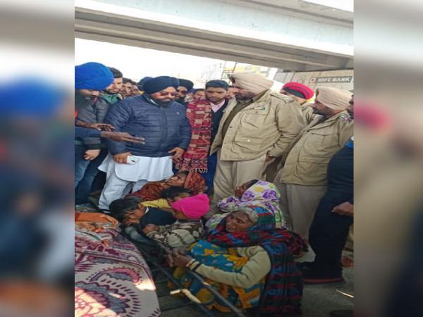 ਬੱਸ ਦੀ ਲਪੇਟ 'ਚ ਆਏ ਵਿਅਕਤੀ ਦੀ ਲਾਸ਼ ਨੂੰ ਚੌਕ 'ਚ ਰੱਖ ਕੇ ਪਰਿਵਾਰ ਨੇ ਲਗਾਇਆ ਧਰਨਾ