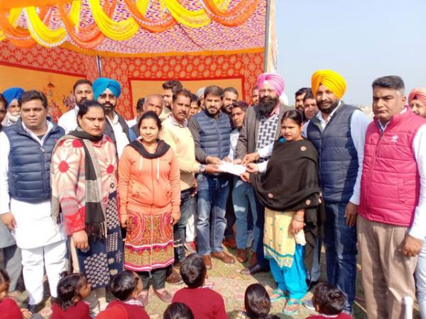 ਸਰਕਾਰੀ ਸਕੂਲਾਂ ਨੂੰ ਦਿੱਤੇ 70 ਲੱਖ ਦੇ ਕਰੀਬ ਦੇ ਚੈੱਕ