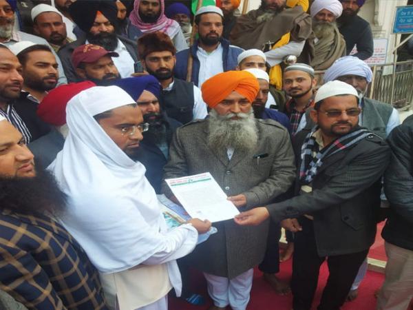 ਨਾਗਰਿਕਤਾ ਕਾਨੂੰਨ ਵਿਰੁੱਧ ਅਗਵਾਈ ਕਰਨ ਲਈ ਮੁਸਲਮਾਨ ਭਾਈਚਾਰੇ ਨੇ ਸ੍ਰੀ ਅਕਾਲ ਤਖ਼ਤ ਵਿਖੇ ਸੌਂਪਿਆ ਮੰਗ ਪੱਤਰ