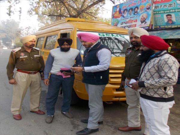 ਸਕੂਲ ਬੱਸਾਂ ਦੀ ਕੀਤੀ ਗਈ ਚੈਕਿੰਗ