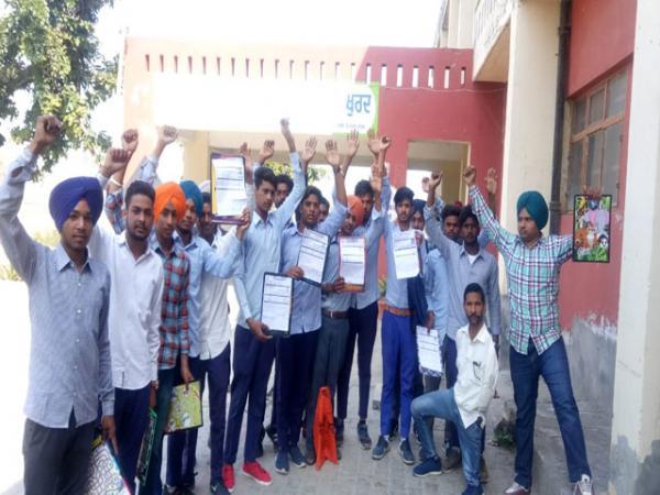 ਪੰਜਾਬ ਬੋਰਡ ਦੇ ਪ੍ਰਬੰਧਕਾਂ ਦੀ ਗ਼ਲਤੀ ਕਾਰਨ 50-60 ਬੱਚੇ ਦਸਵੀਂ ਦਾ ਇਮਤਿਹਾਨ ਦੇਣ ਲਈ ਹੋਏ ਖੱਜਲ ਖੁਆਰ