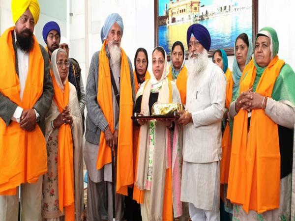 ਸੰਦੀਪ ਸਿੰਘ ਧਾਲੀਵਾਲ ਦੇ ਪਰਿਵਾਰ ਨੂੰ ਸ਼੍ਰੋਮਣੀ ਕਮੇਟੀ ਵਲੋਂ ਕੀਤਾ ਗਿਆ ਸਨਮਾਨਿਤ